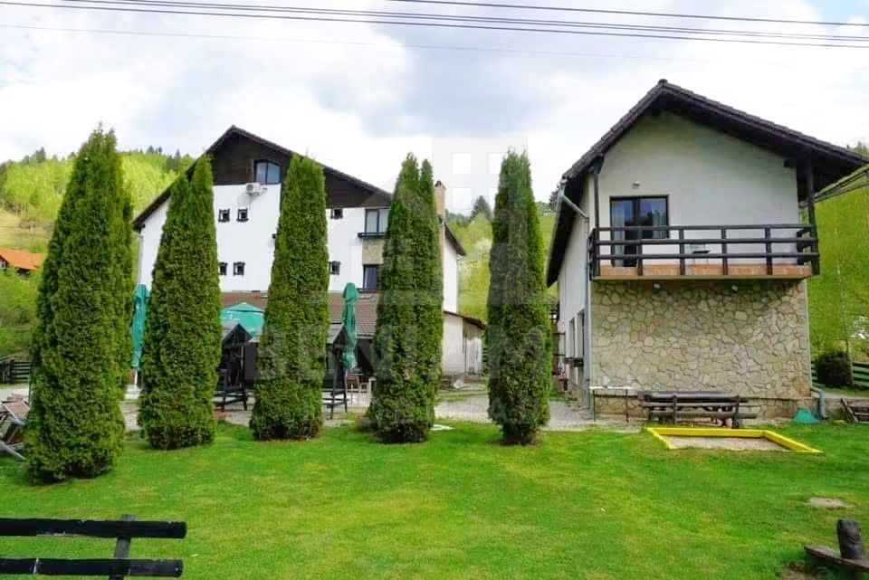 Pensiune Moieciu - 3000mp Teren - 12 Camere Plus Restaurant - Brasov - Poză 3