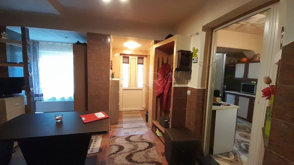 Vanzare apartament la curte comuna in zona centrala - Poză 2