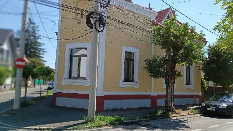 Casă 5 camere, 3 bai,2 bucătării, 200 mp utili, 370 mp teren - Poză 1
