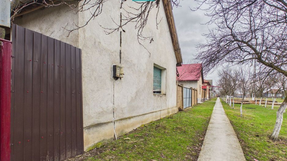 Casă modestă cu 3 camere de renovat în Mișca - Poză 2
