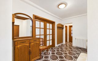 Vilă cu 8 camere de vânzare, piscina, livada, iesire la Balta Pasarea - Poză 5