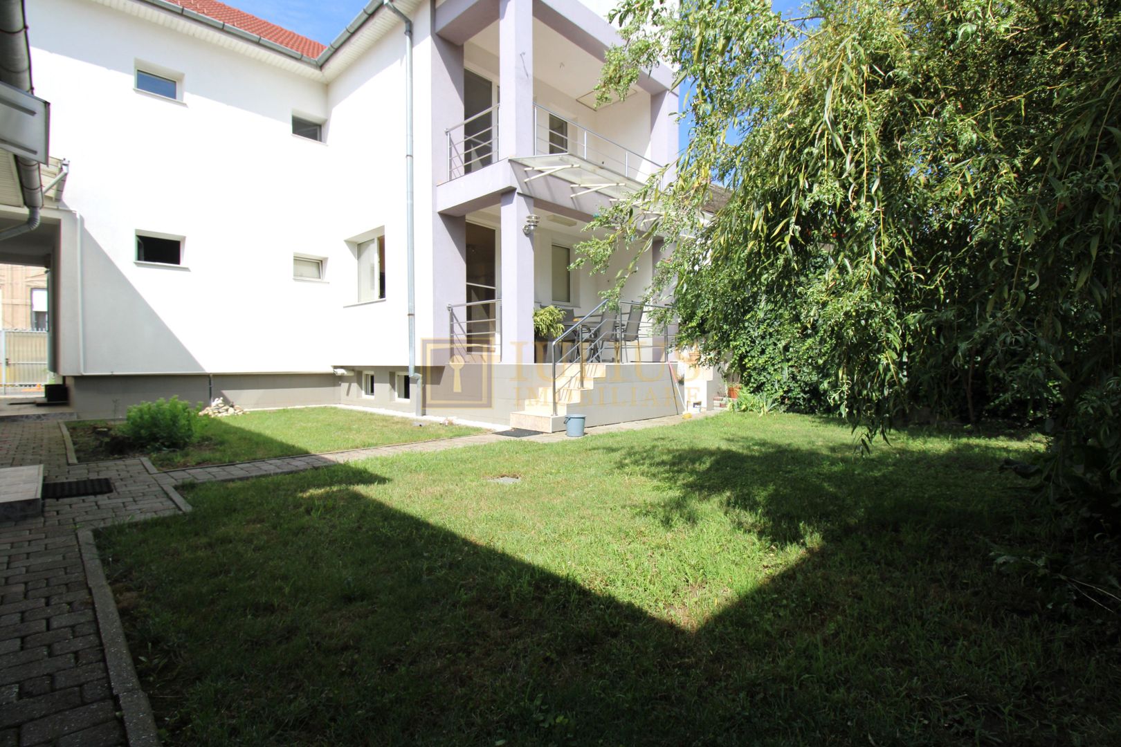 3 dormitoare, 3 bai, living spatios, 2 terase si curte. - Poză 1