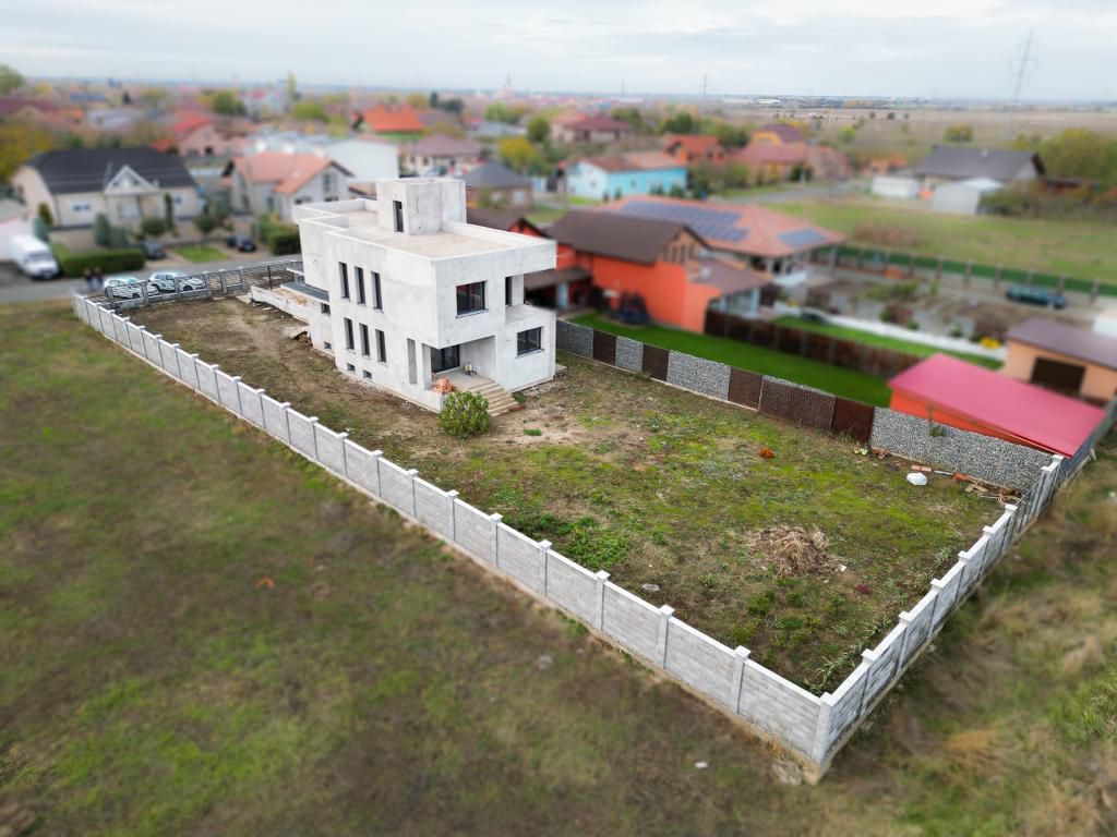 Vilă modernă pe 3 niveluri la gri în Poltura - Poză 2