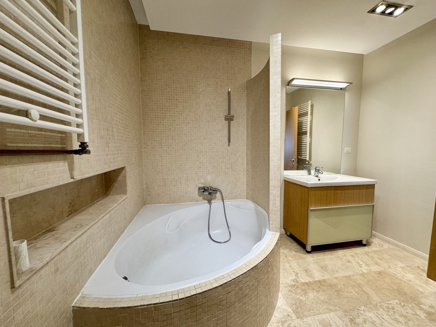 Apartament la parter,lux,spatios+terasa aflat in Aviatiei-Baneasa - Poză 14