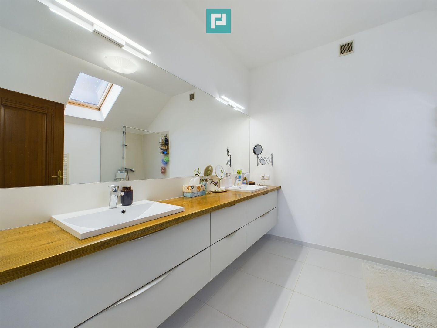 Vilă/casă cu 6 camere 400mp în Dumbrăvița - Poză 13