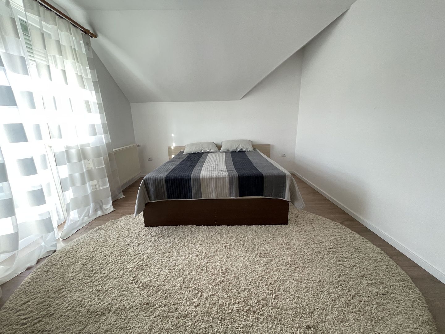 Casa spatioasa cu spatiu de relaxare-zona Blascovici - Poză 18