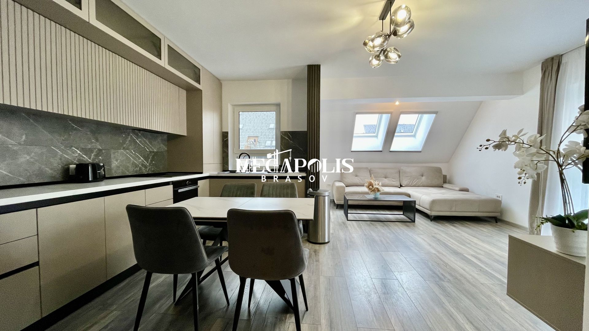 Prnthouse 3 camere | Scară interioară  | 2 balcoane - Poză 1