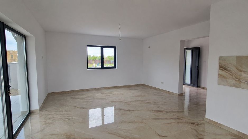 Casa plan parter 3 camere 70 mp/teren 400 mp Ciurbesti 149000 euro - Poză 3