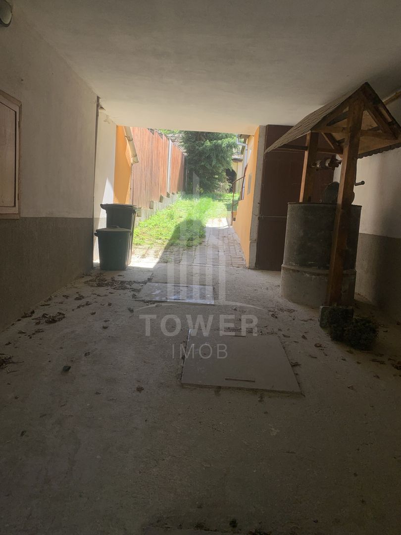 Casă în centrul Cisnădioarei cu 243mp de locuit și teren de 936mp - Poză 13