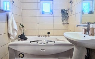 Apartament etaj intermediar, luminos, centrală proprie, fereastră la baie - Poză 3