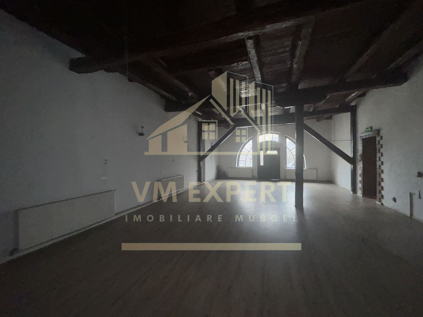 SPATIU COMERCIAL CAMPULUNG ZONA CENTRALA - Poză 2