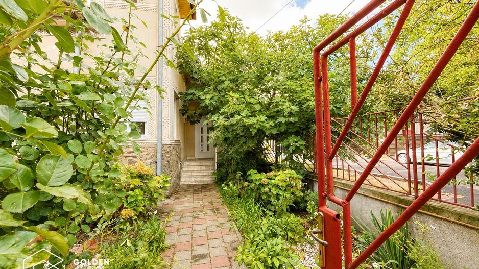 Apartament la casa cu 3 camere, zona Centrala - Poză 1