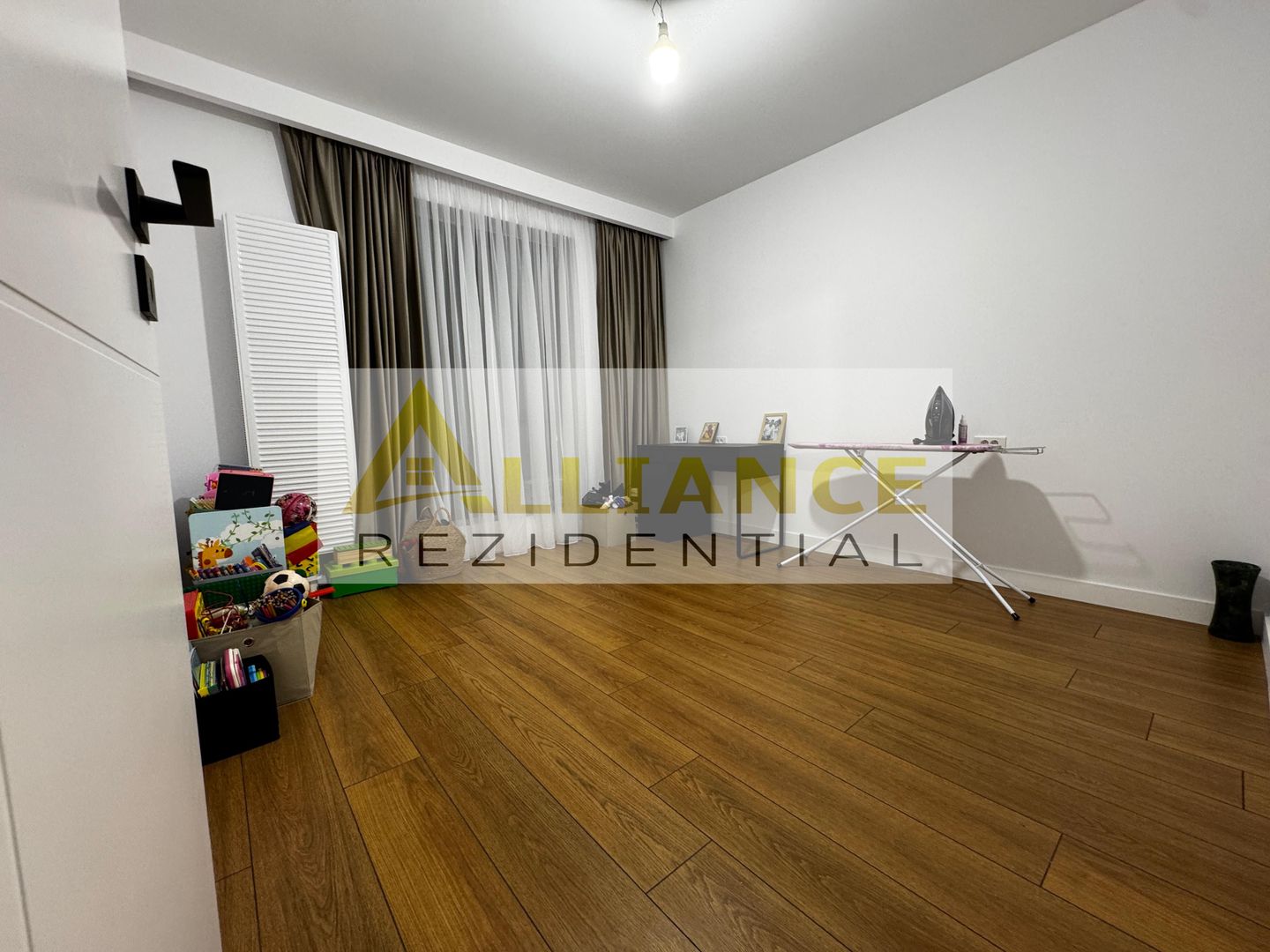 Vila de vanzare-5 camere-3 bai-500 M de STV - Poză 23