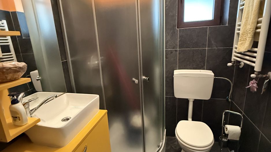 Casă înșiruită complet mobilată + curte+ 2 parcari în complex inchis! - Poză 19