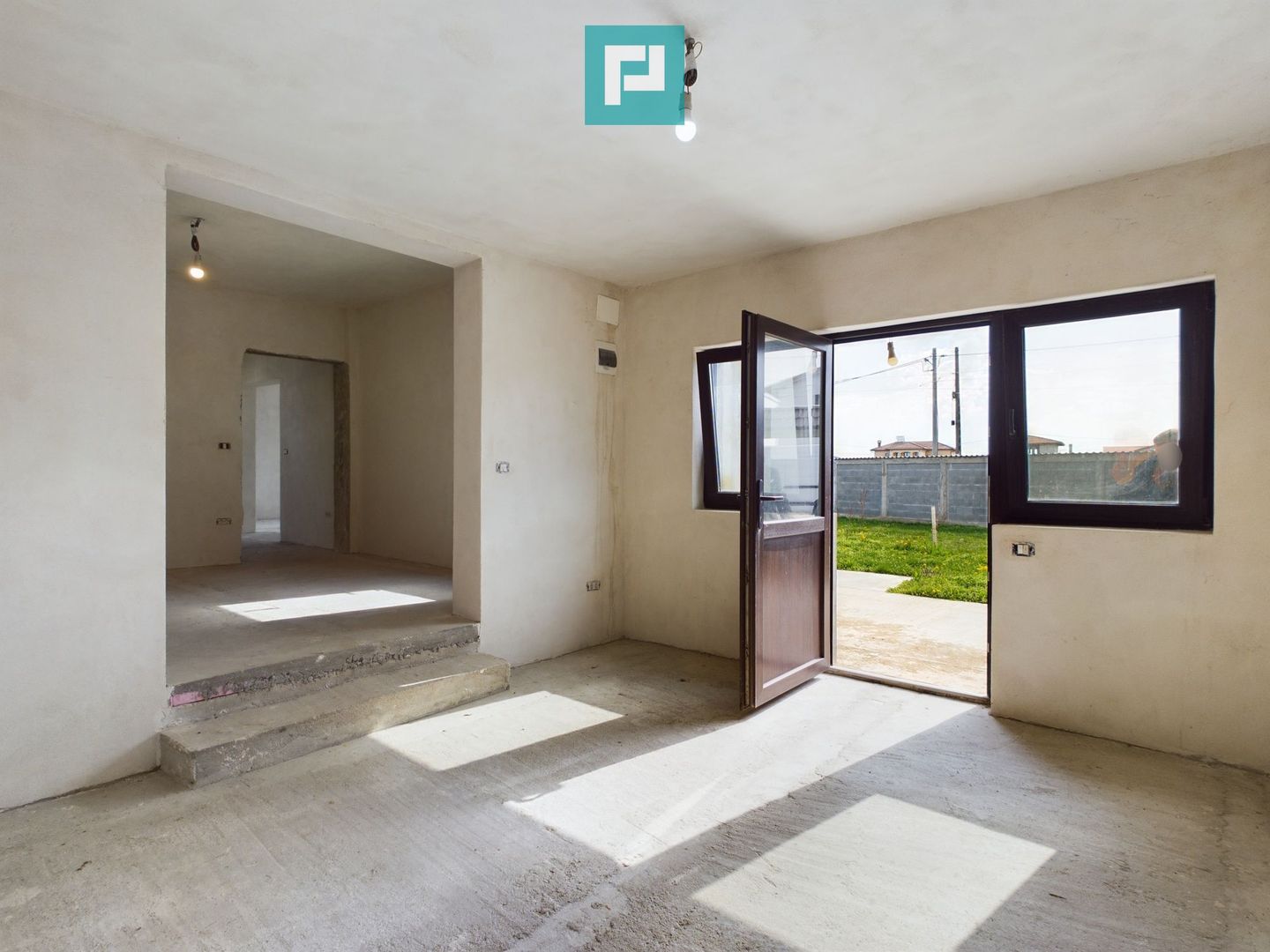 Casă la gri în Livada - Poză 2