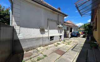 Casa in Piata Cluj, P+Demisol, curte comuna - Poză 8