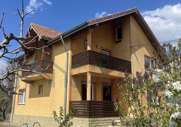 Casă cu etaj, Gropnița, sat Bulbucani – central, mobilată complet - Poză 1