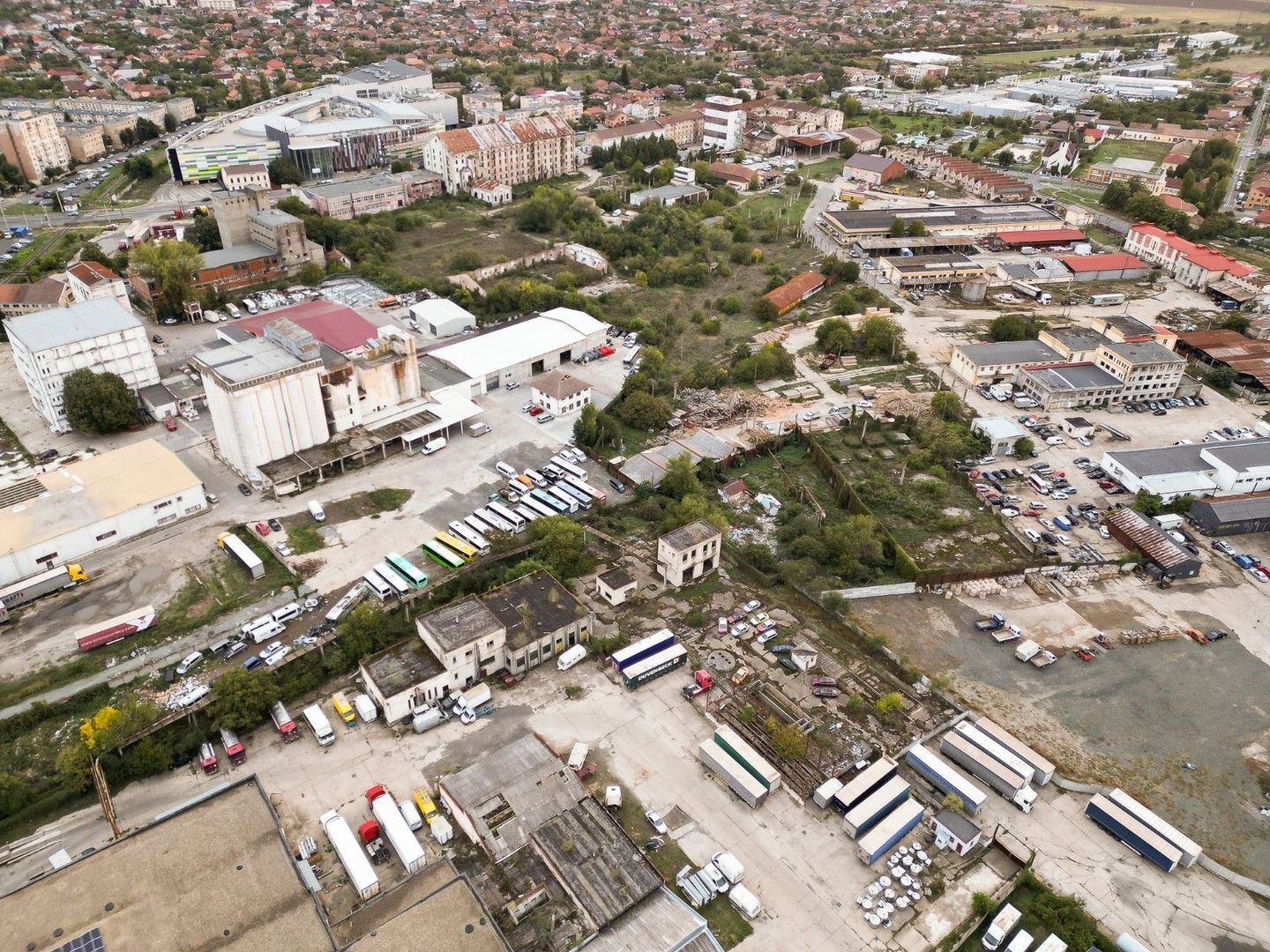 Oportunitate! Teren 6820mp cu clădiri industriale pe strada Poetului, Arad - Poză 5