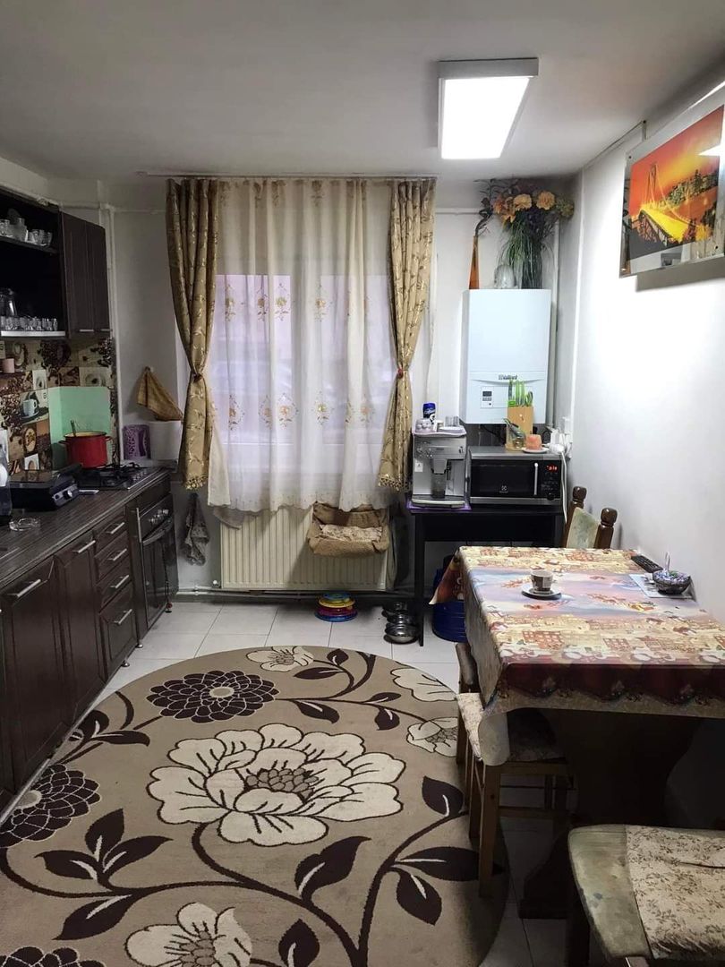 Vind apartament 3 camere - Poză 1