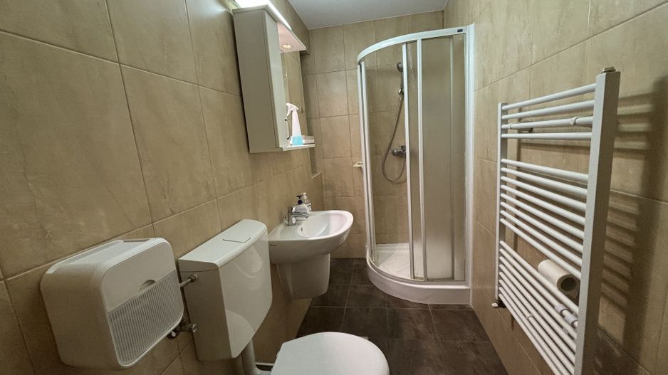 Vila spatioasa ideala pentru diferite activitati sau ptr.locuit -NEMOBILATA - Poză 24