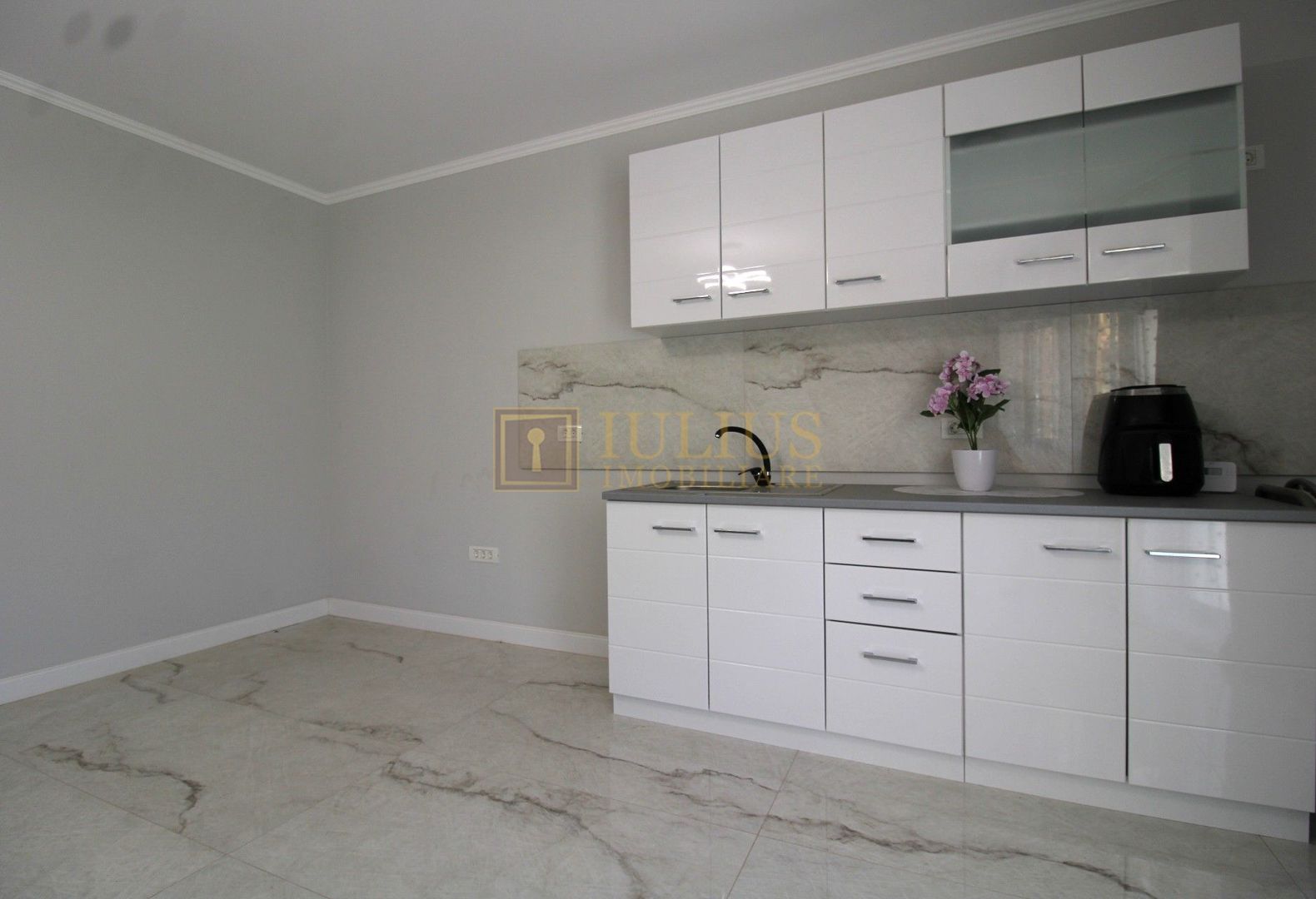 Curte, 4 apartamente, 8 camere, perfectă pt activități educaționale-Dumbravita - Poză 10