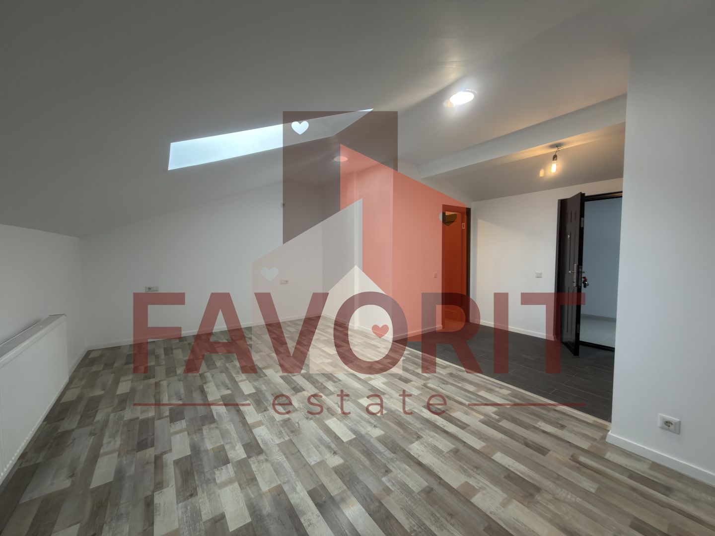 Disponibil imediat. Bloc nou - Poză 1