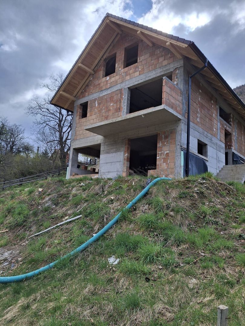 Casa la rosu– teren 706 mp – Gura Raului – vedere panoramica - Poză 1