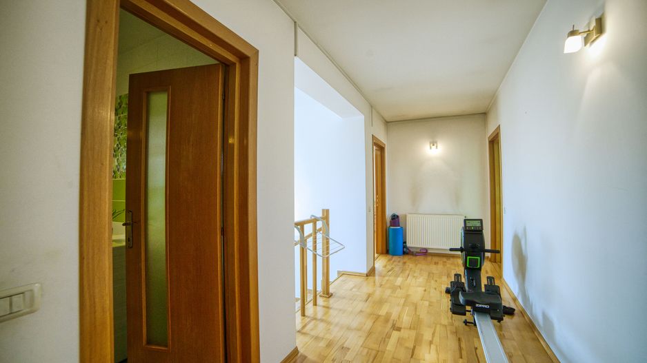 Casa complet mobilata 5 camere 3 bai curte generoasa - Poză 23