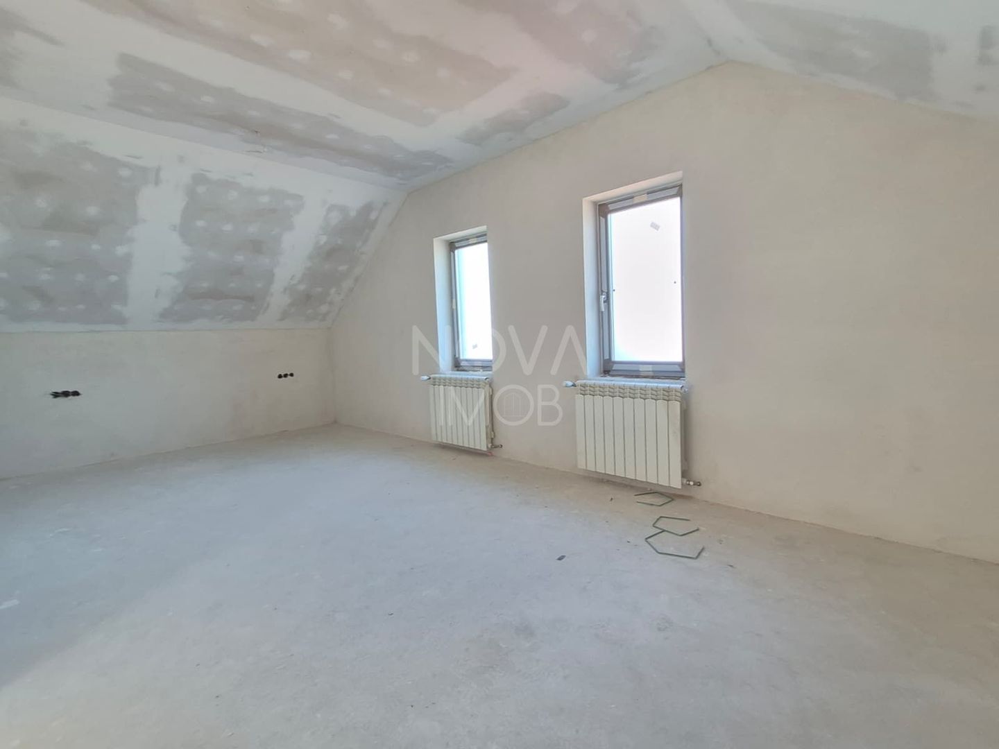 Casa generoasa cu 7 camere, 3 bai, dressing si parcare – Sura Mica - Poză 17