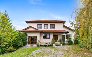 Resedinta impunatoare cu teren generos de 2.012 mp in Buna Ziua! - Poză 1