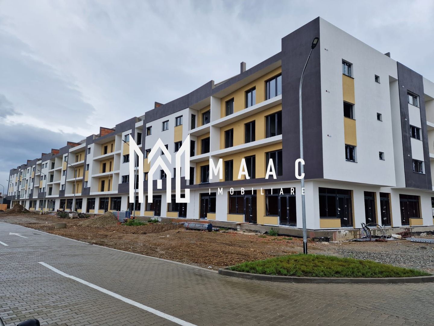 Apartament 2 Camere | Decomandat | Etaj 3 | Balcon | Parcare - Poză 1