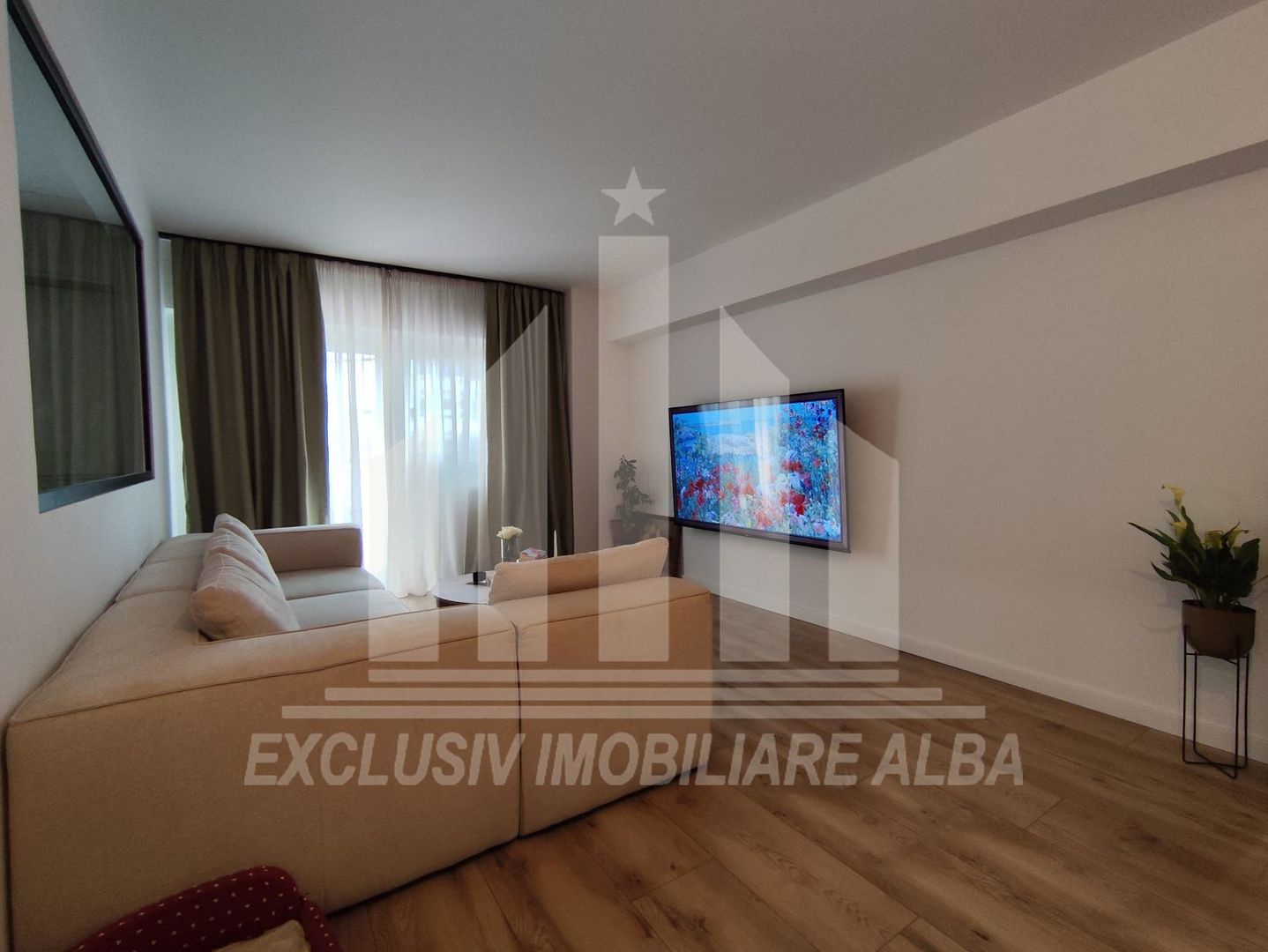 Apartament cu 3 camere decomandate, Cetate, M-uri, finisat modern - Poză 2