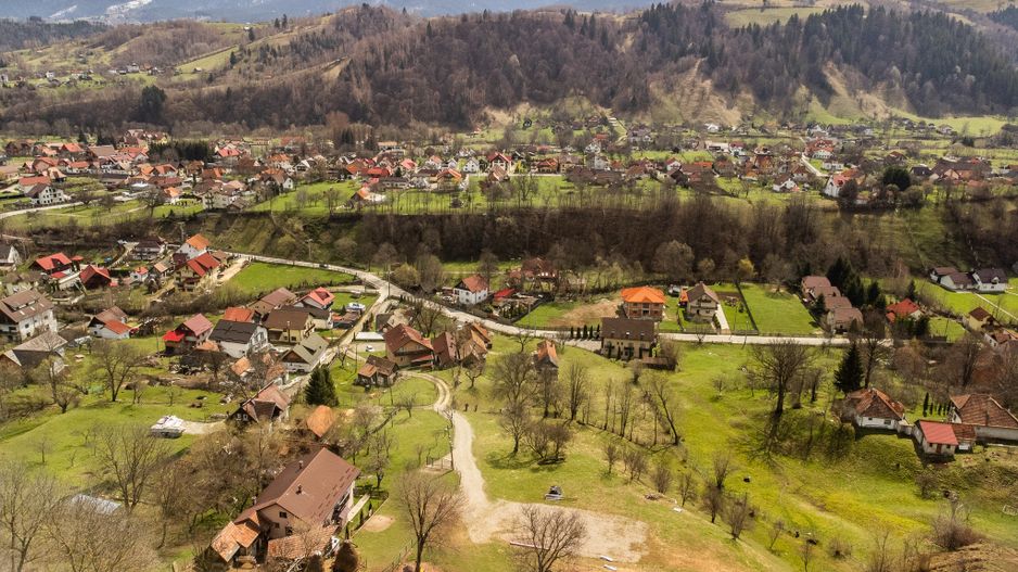 Domeniu de 6.500 mp teren+casa parinteasca,in magia Bucegilor,Moieciu, Brasov. - Poză 5