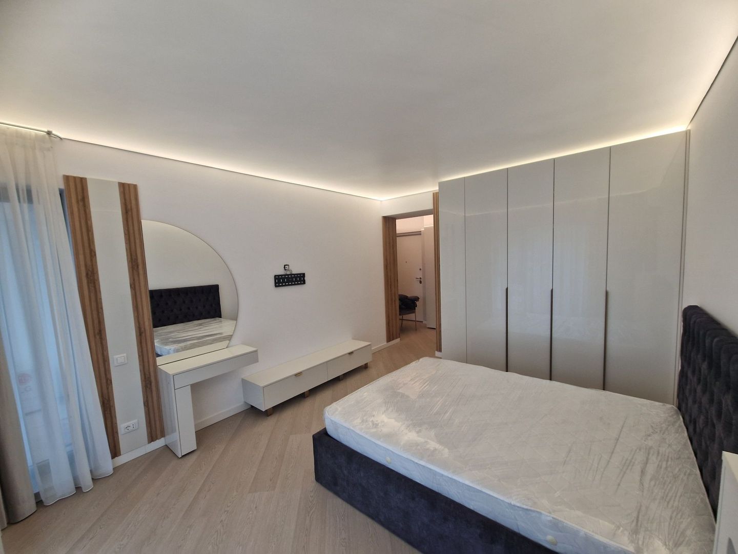 Studio de închiriat în Complex Cortina North - Poză 1