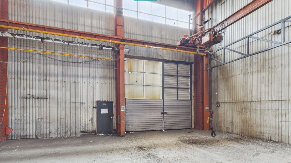 Hală industrială cu pod rulant și parcare betonată - Poză 9