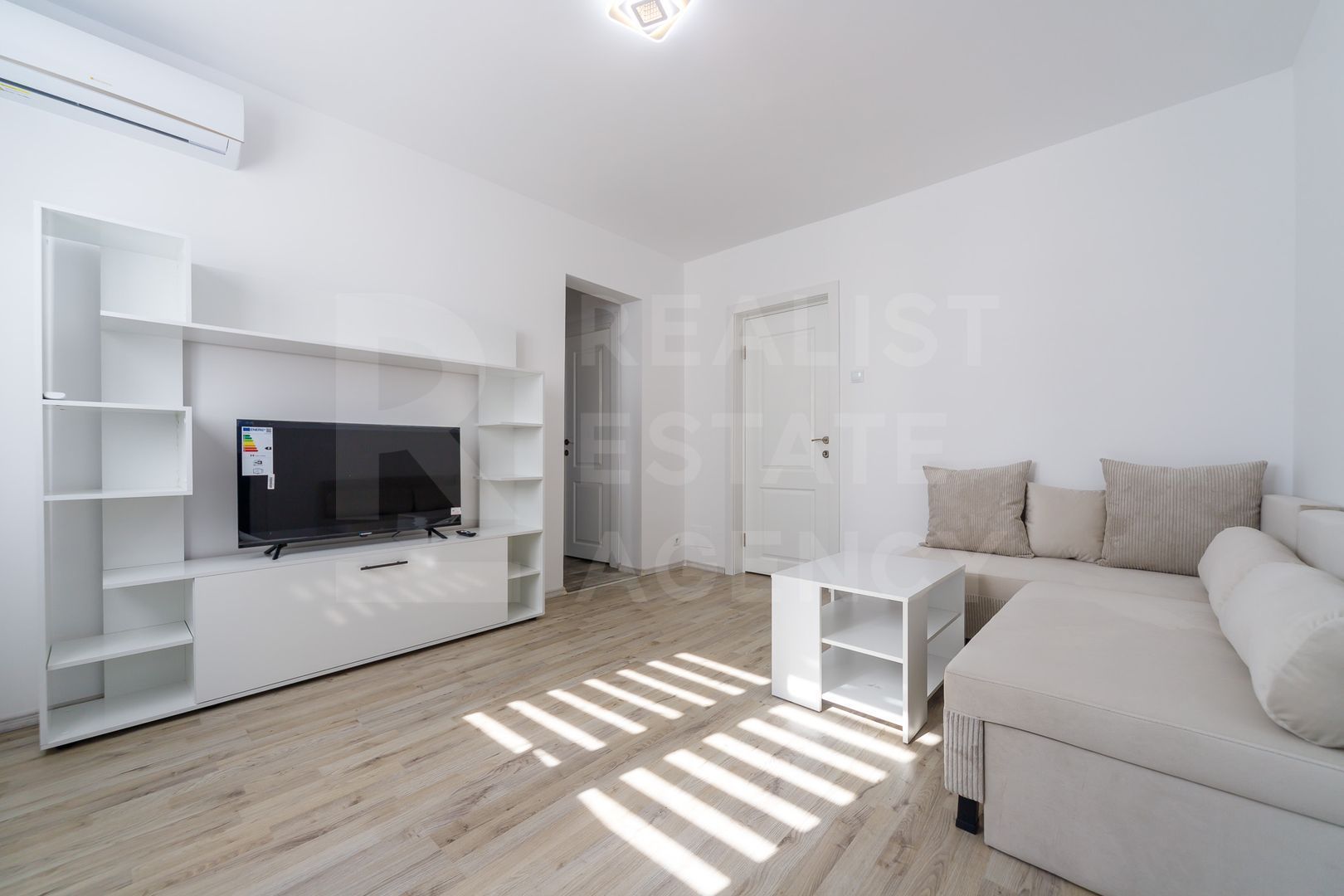 Vânzare, apartament cu 2 camere în zona Drumul Taberei, București - Poză 1