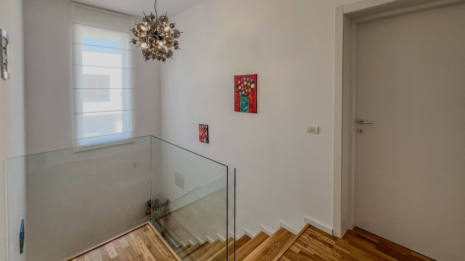 Vilă individuală elegantă, complet mobilată și utilată, lângă parcul și pădurea din Corbeanca - Poză 15