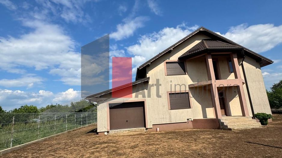 Casa la rosu in Peris - Poză 2