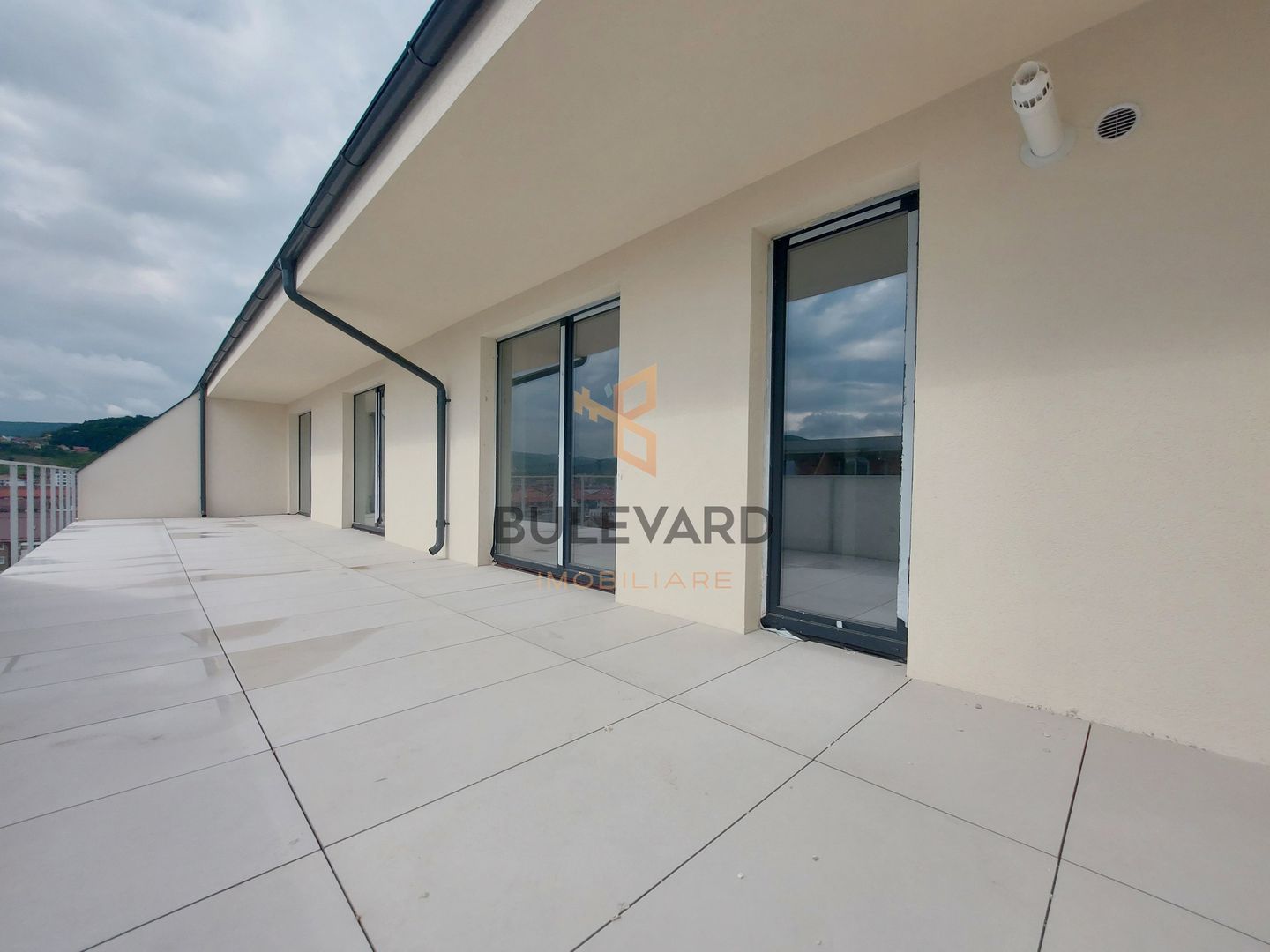 Penthouse cu terasa de 47 mp, zona strazii Eroilor! - Poză 2