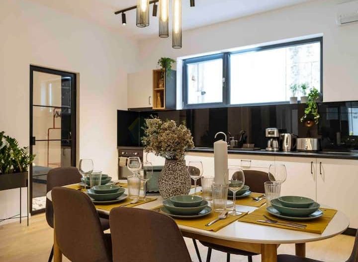 Investitiei, locatie centrala, randament bun, istoric B&B - Poză 1