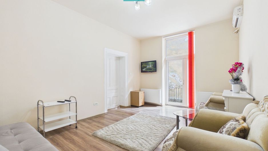 Apartament ultracentral, renovat, cu garaj - Poză 2