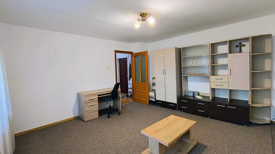 Proprietar, inchiriez pe termen lung Apartament 2 camere | Zona Lunei - Poză 1