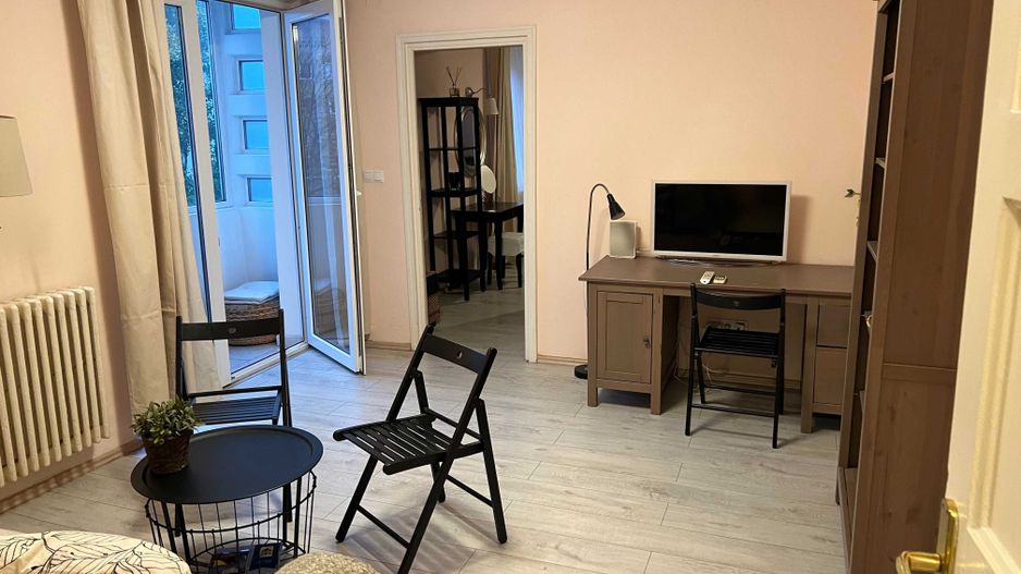 Apartament superb 2 camere, de închiriat, Piața Romană, balcon, vedere spre parc - Poză 2