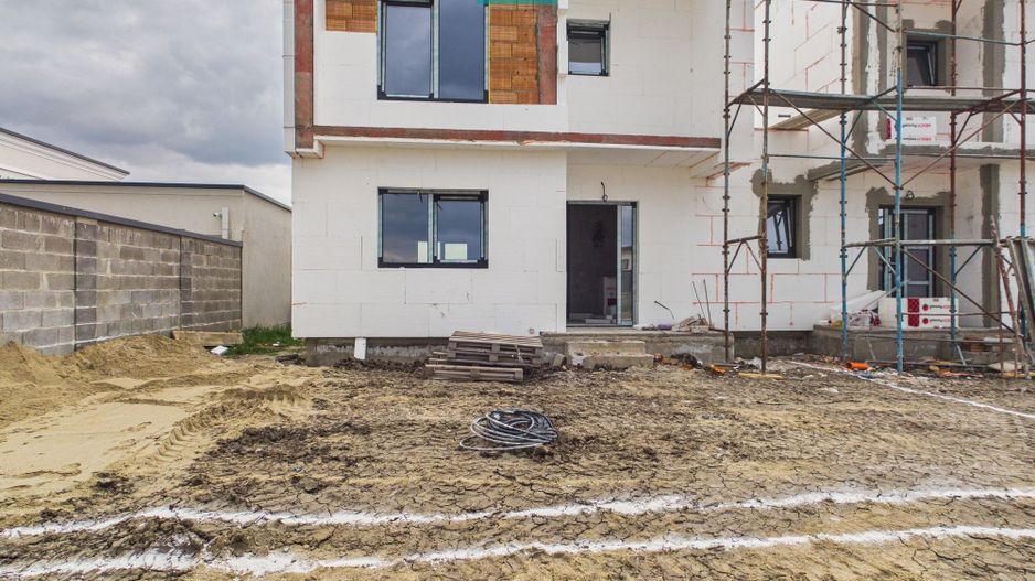 Duplex în Săcălaz despartit prin cameră tehnica - Poză 1