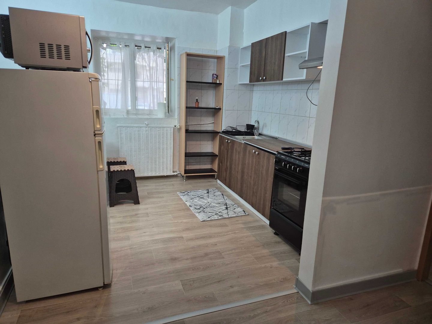 De închiriat garsonieră 42mp, bloc reabilitat, utilată complet, zona Decebal - Poză 1