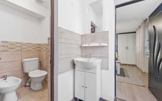 Casă micuță + un pic de curte - Poză 6