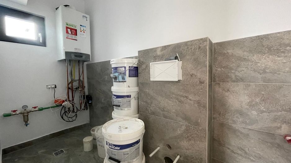 Duplex-4 dormitoare- despartit prin garaj -SUPER POZITIE - Poză 15