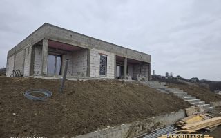 Casa la rosu de vanzare situata in Manolesti , pret 100.000 euro neg ! - Poză 2