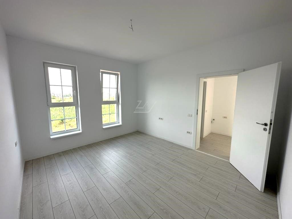 Etaj 1. Bloc la asfalt. Balcon mare. Loc de parcare. - Poză 6