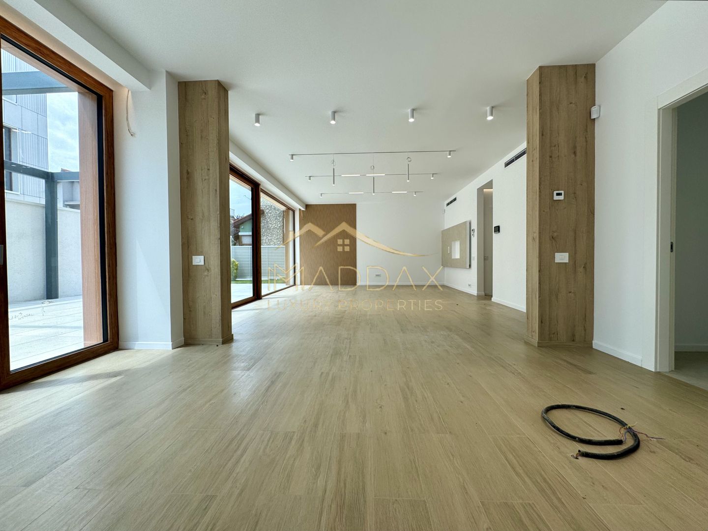 Vila cu 6 camere *575mp* / 12 locuri parcare // Pipera- Iancu Nicolae - Poză 2